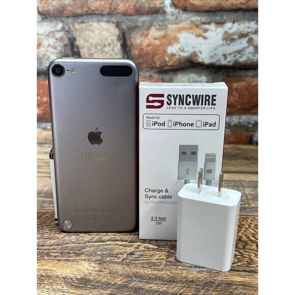 Apple iPod Touch 5th Generation 16GB Gray Model:A1421 Bundle W/ Cable & Adapter - Picture 2 of 7